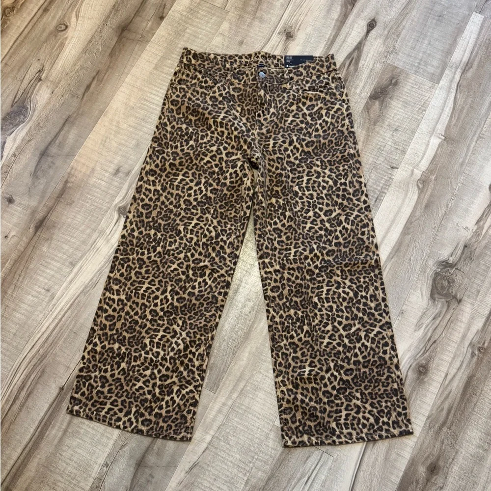 Women’s American Eagle Leopard Low Rise Baggy Wide-Leg Jeans - Picture 4 of 6